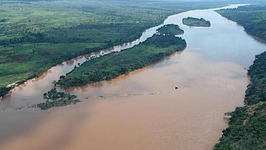 Vue aérienne de la rivière Kasaï traversant la forêt équatoriale